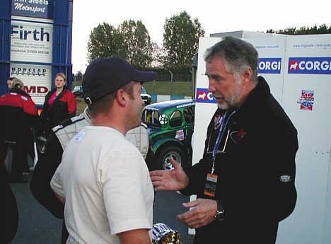 'Gamle K' alias Carl Erik Kristensen prøver at lokke et godt setup ud af Steve Hobday, som i øjeblikket ligger nummer 2 i det engelske mesterskab og nummer 4 i verdensmesterskabet.
(Foto: Richard John Neil)